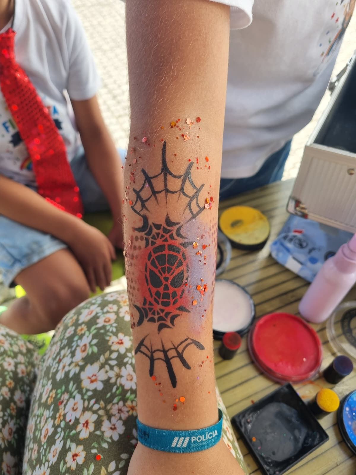 Criança com pintura facial de tigre